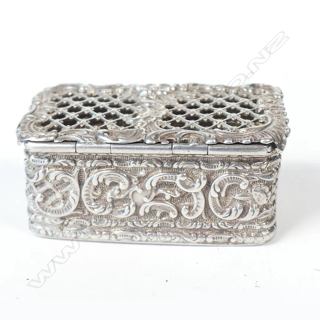 A small silver box with trellis pierced hinged lid Image 1++