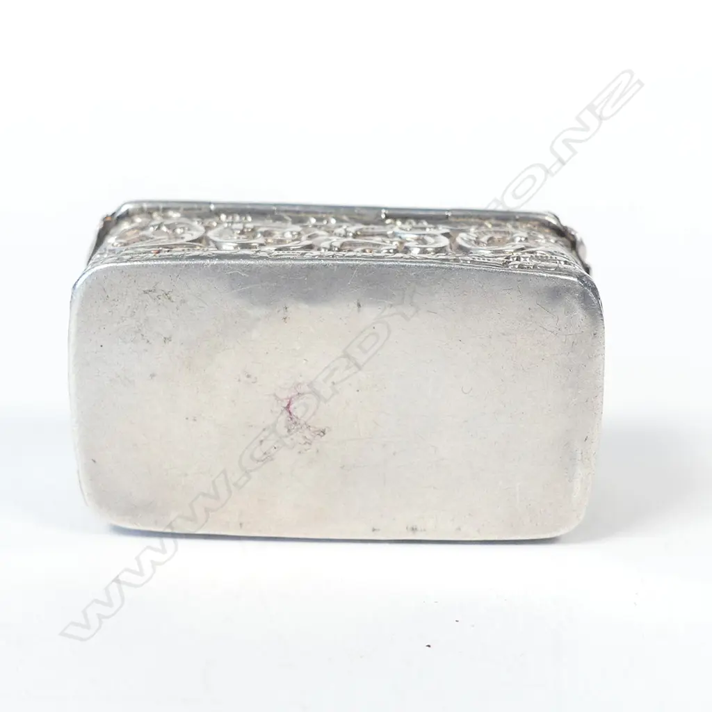 A small silver box with trellis pierced hinged lid Image 1++