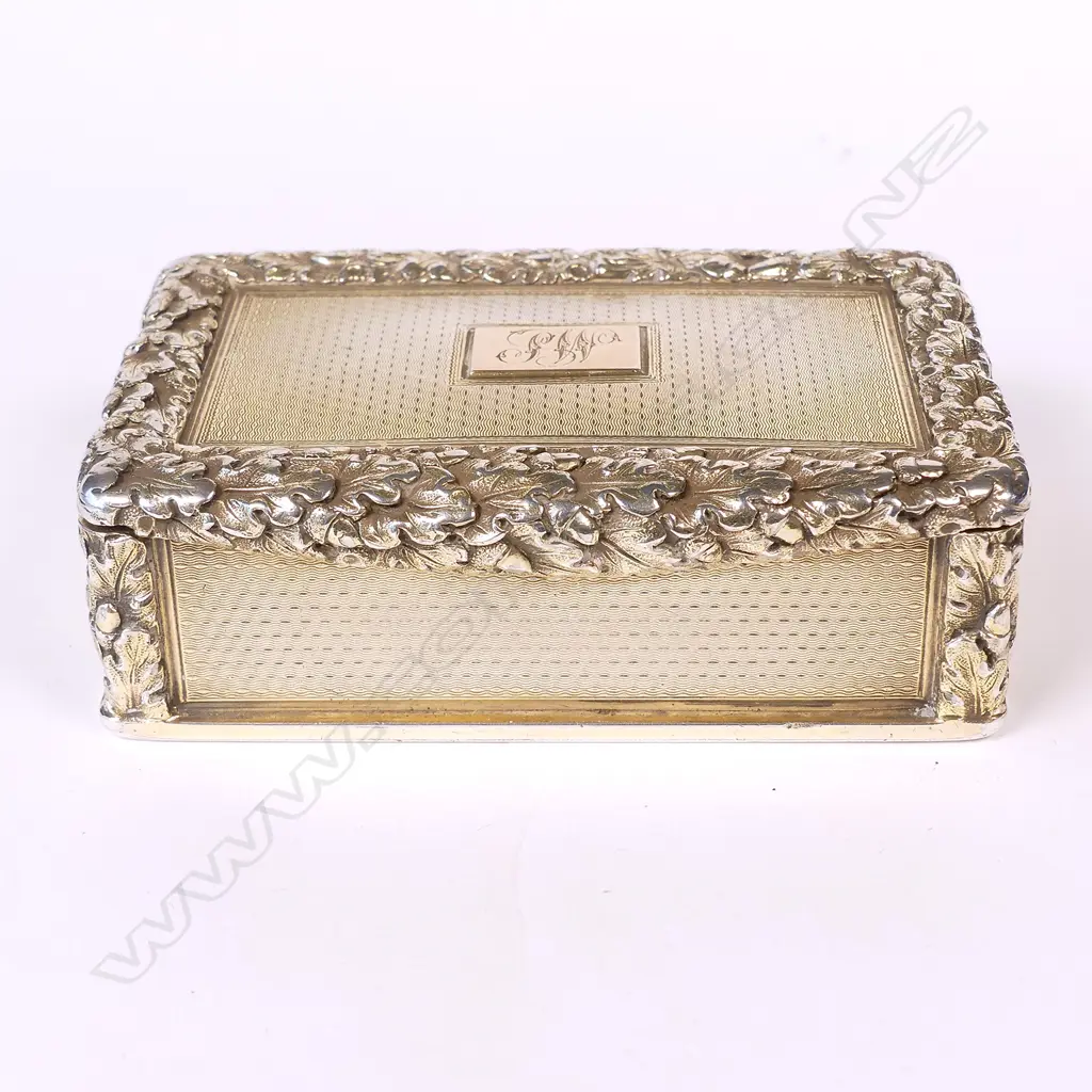 A William IV heavy silver gilt table snuff box Image 1++
