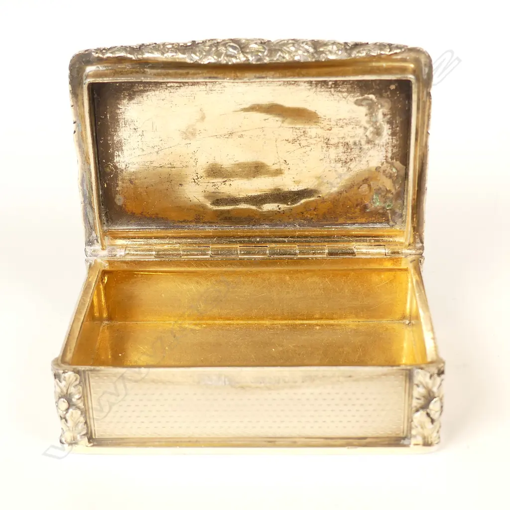 A William IV heavy silver gilt table snuff box Image 1++