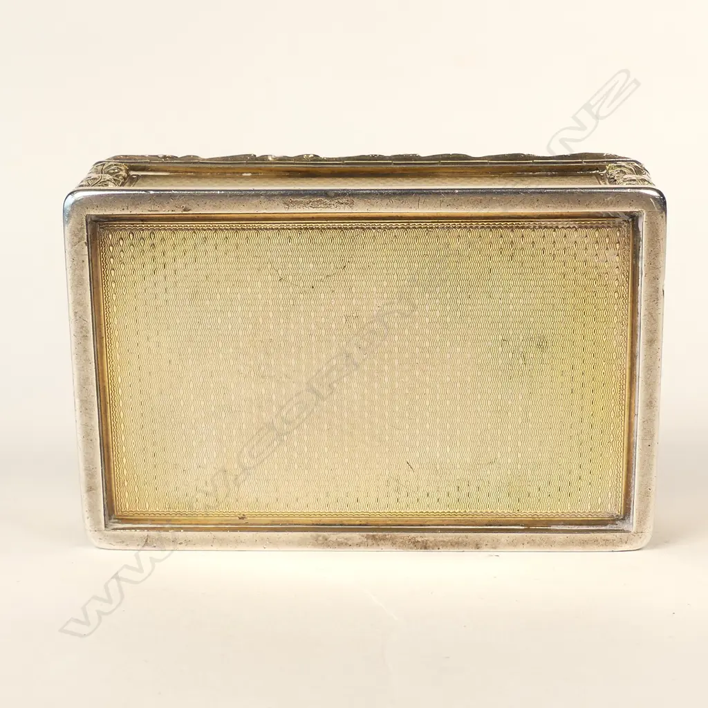 A William IV heavy silver gilt table snuff box Image 1++