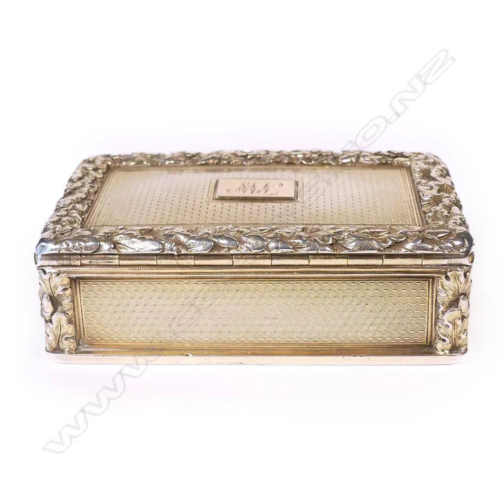 A William IV heavy silver gilt table snuff box Image 1++