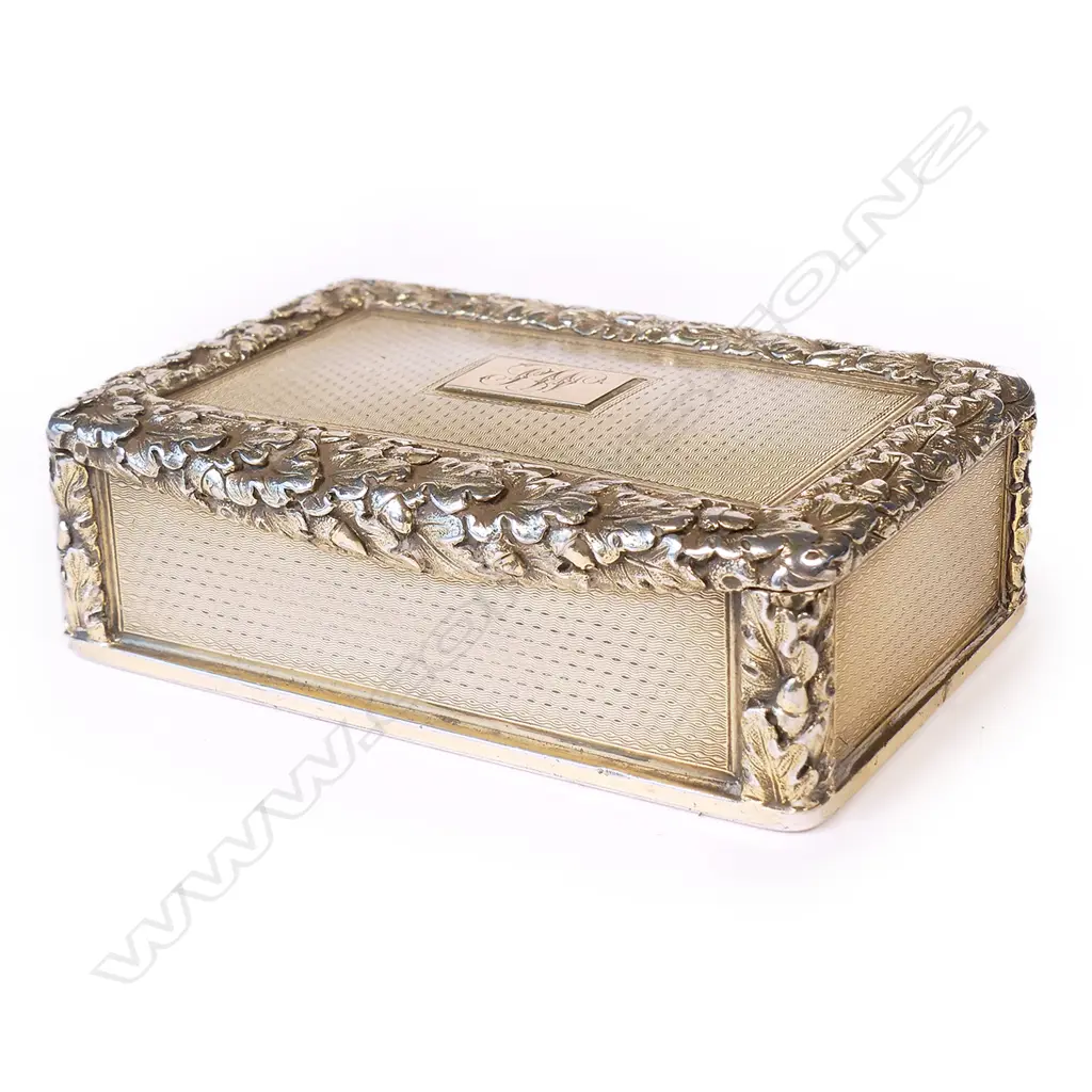 A William IV heavy silver gilt table snuff box Image 1++