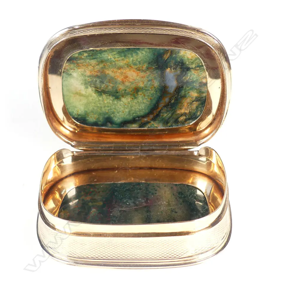 An outstanding 18thC two colour gold and hardstone panelled snuff box Image 1++