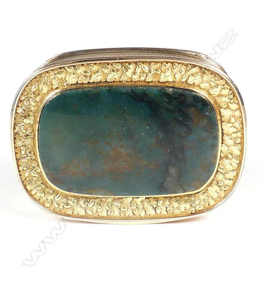 An outstanding 18thC two colour gold and hardstone panelled snuff box Image 1++