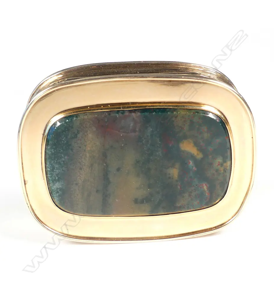 An outstanding 18thC two colour gold and hardstone panelled snuff box Image 1++