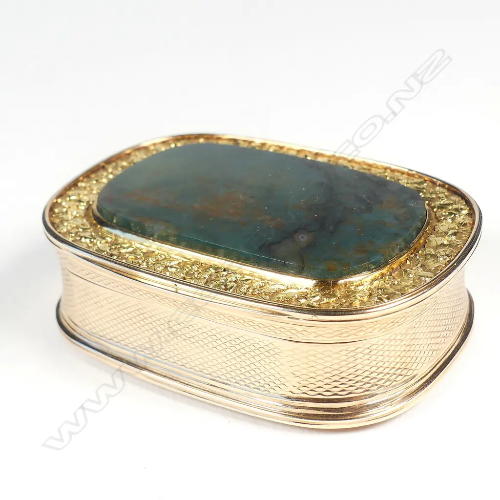 An outstanding 18thC two colour gold and hardstone panelled snuff box Image 1++