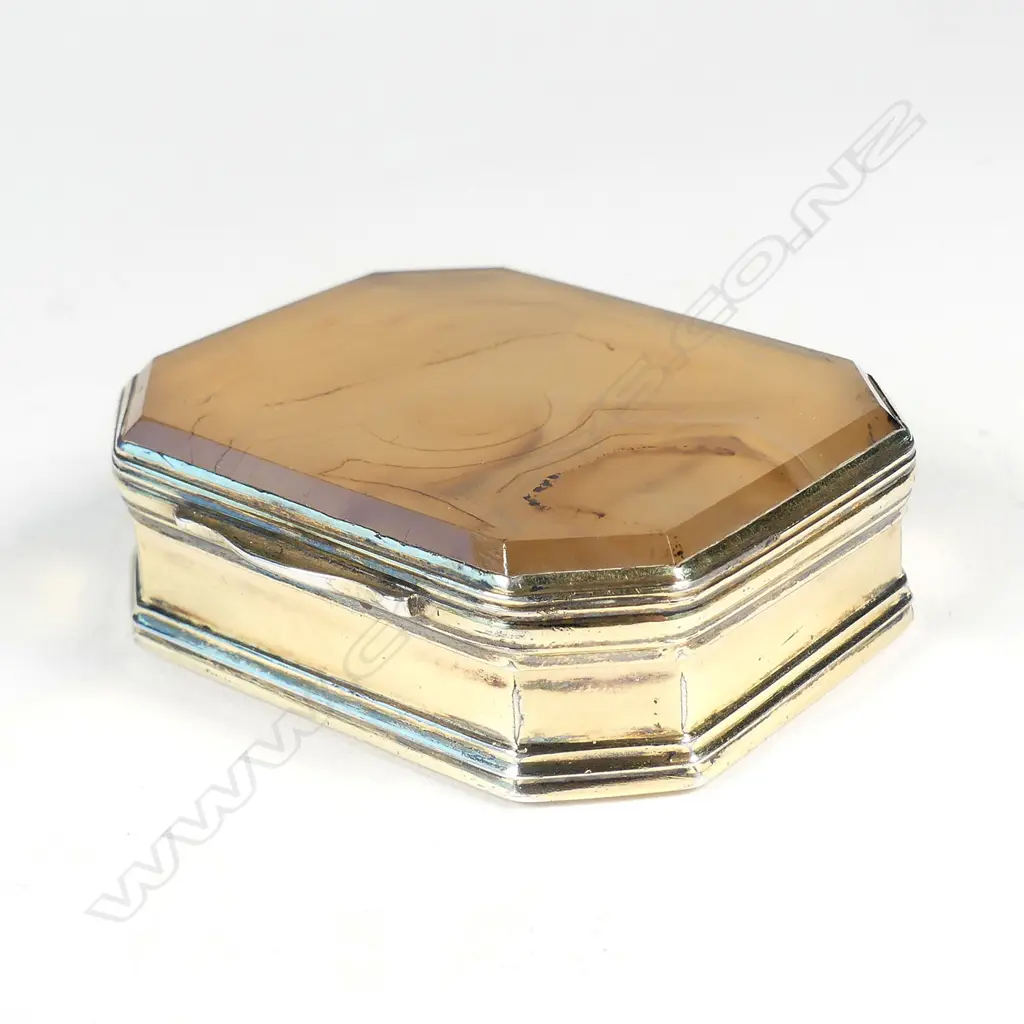 An Irish George IV silver gilt and mustard agate snuff box Image 1++