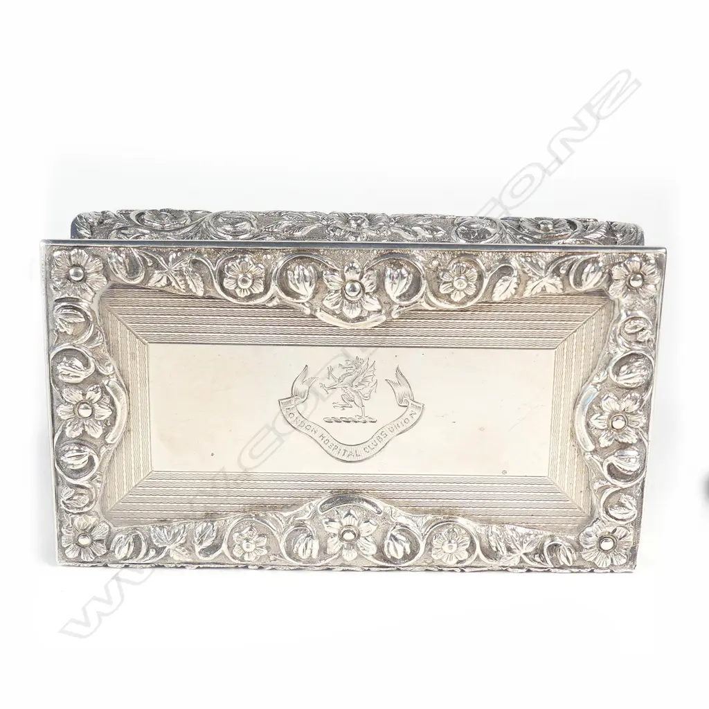 A heavy silver table snuff box in William IV style Image 1++