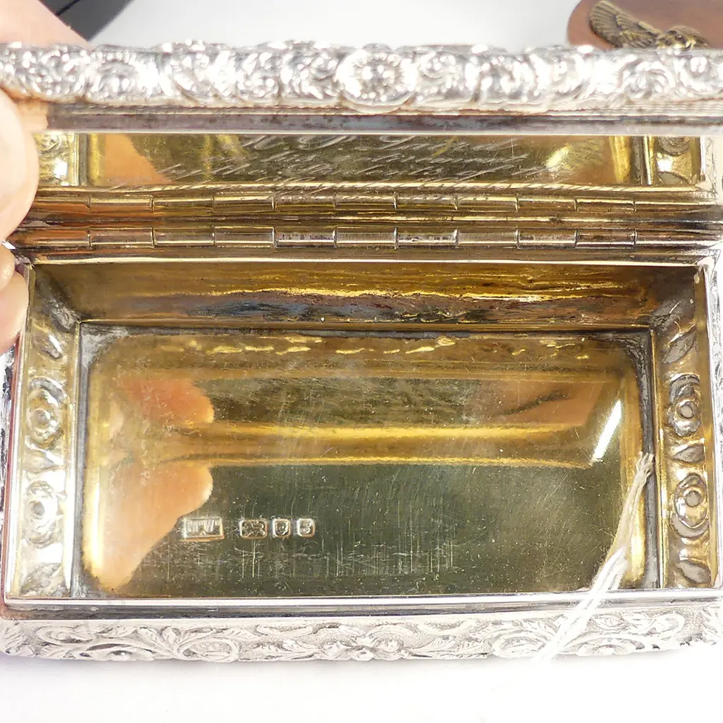 A heavy silver table snuff box in William IV style Image 1++