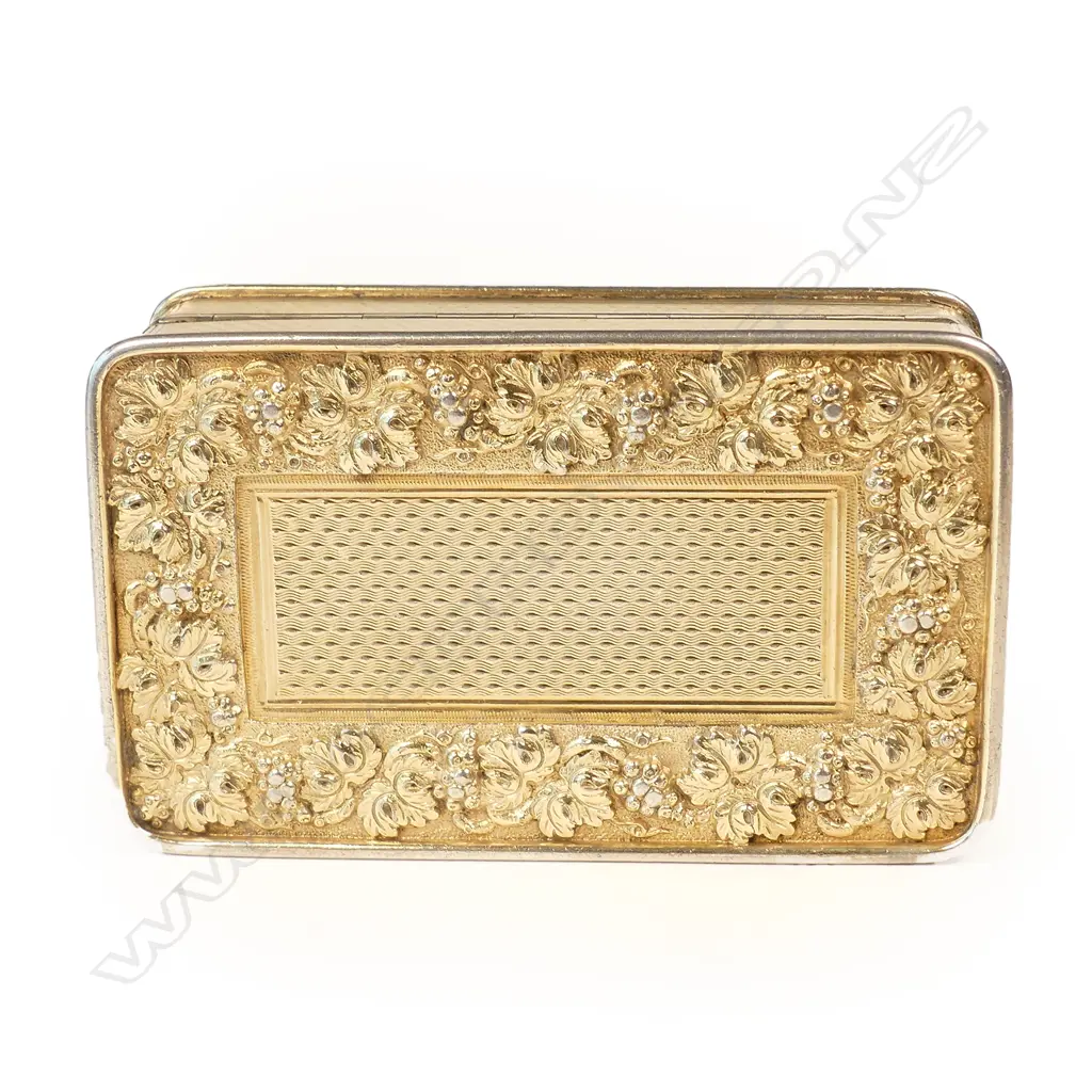 A George III silver gilt table snuff box Image 1++