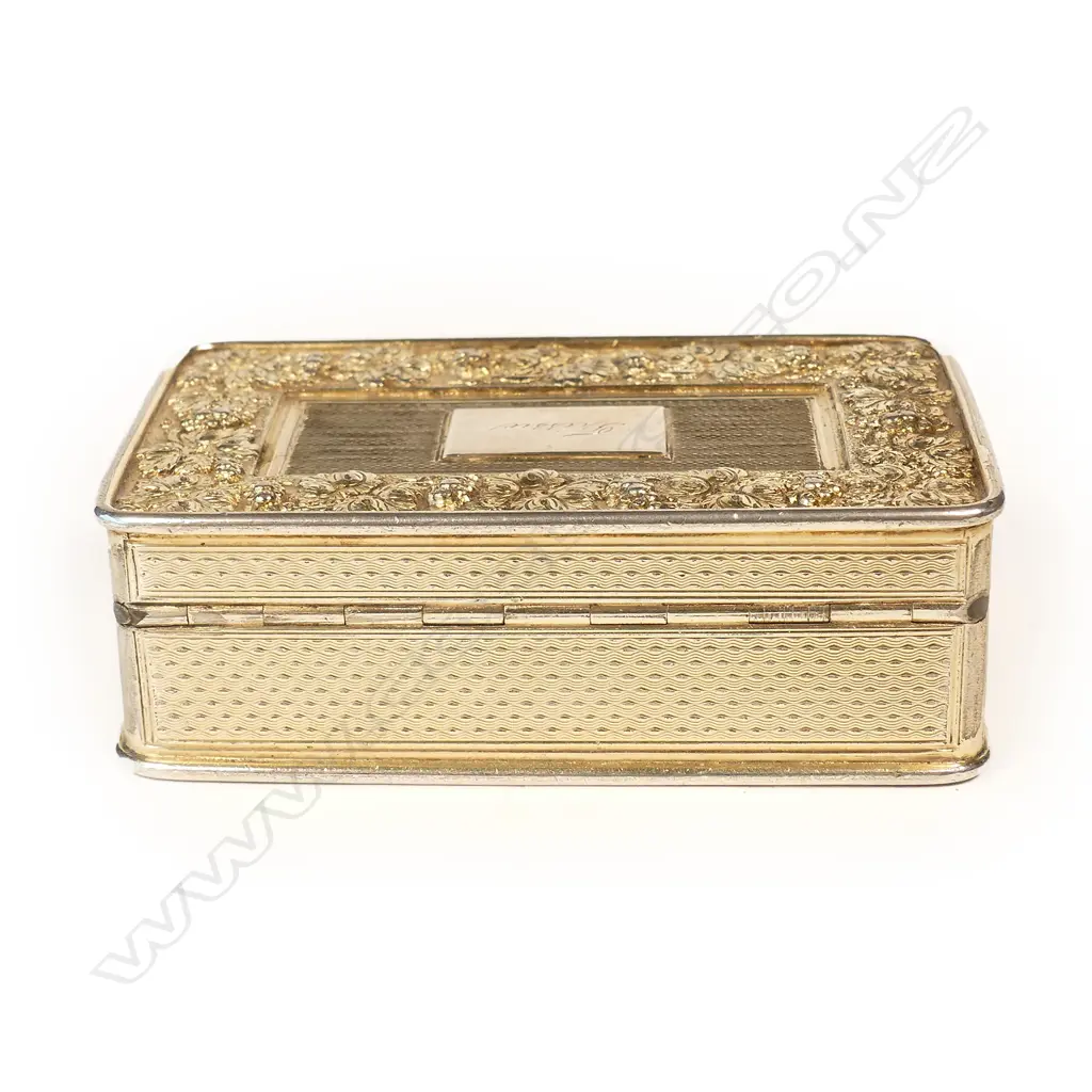 A George III silver gilt table snuff box Image 1++