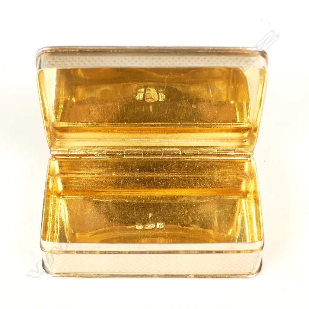 A George III silver gilt table snuff box Image 1++