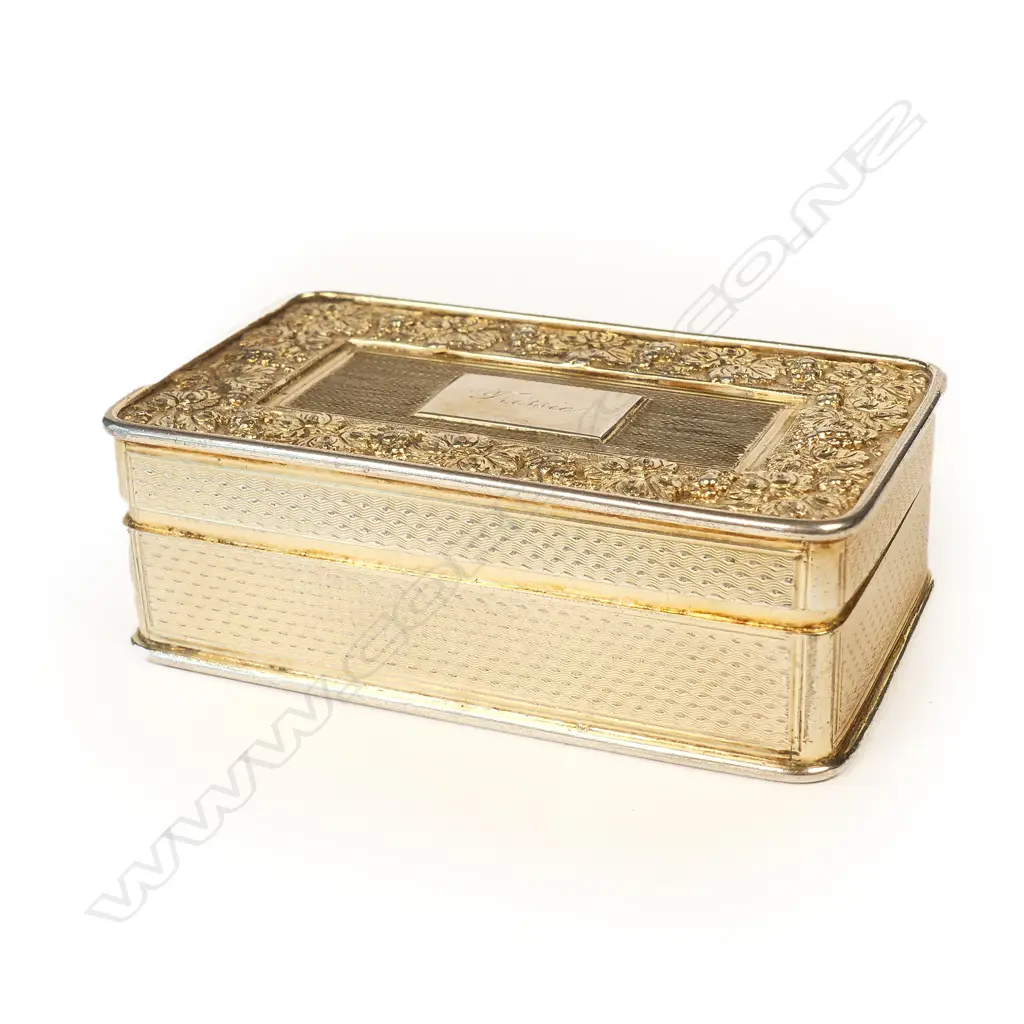 A George III silver gilt table snuff box Image 1++