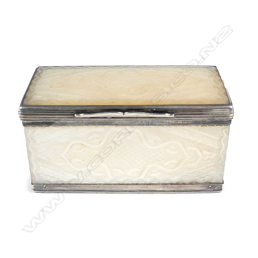 An 18thC snuff box of silver framed Canton carved mother-of-pearl Image 1++