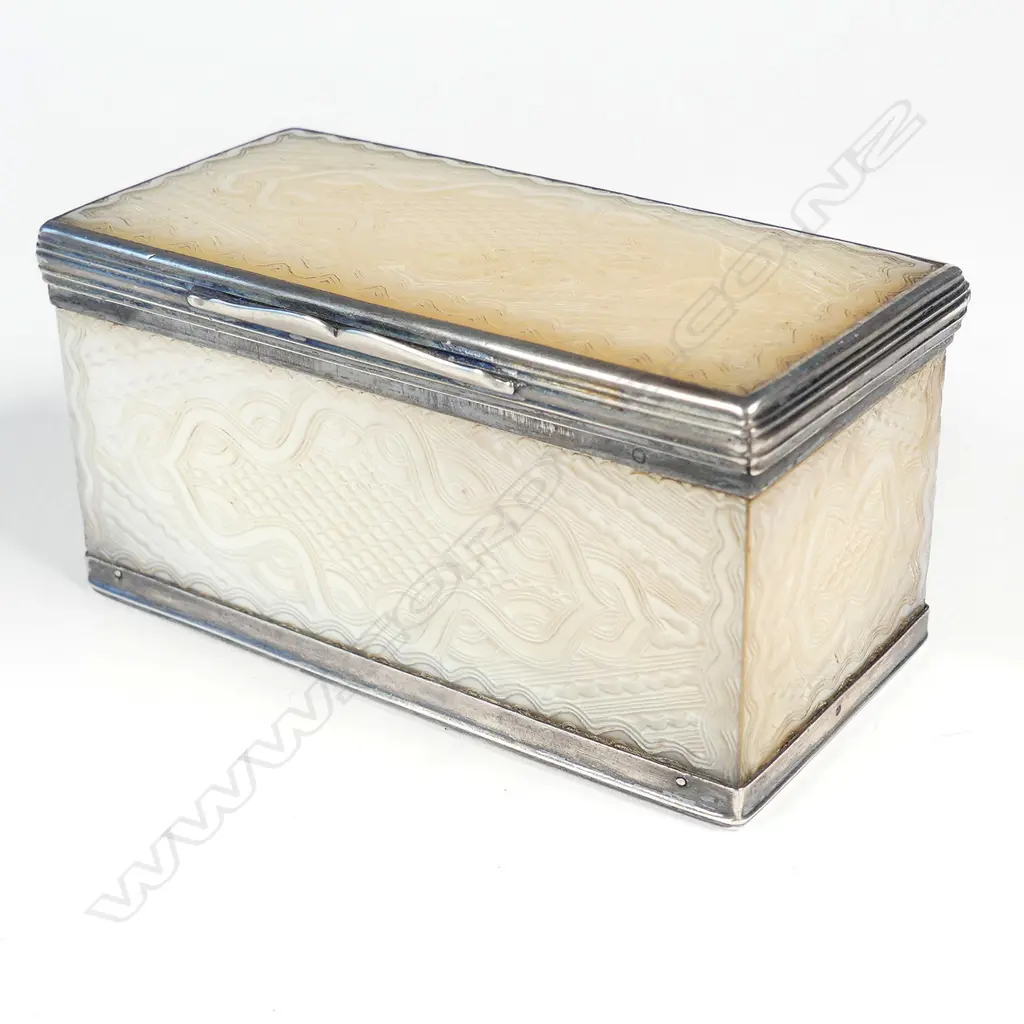 An 18thC snuff box of silver framed Canton carved mother-of-pearl Image 1++