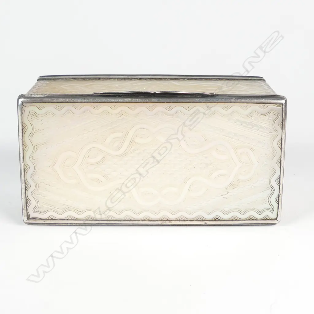An 18thC snuff box of silver framed Canton carved mother-of-pearl Image 1++