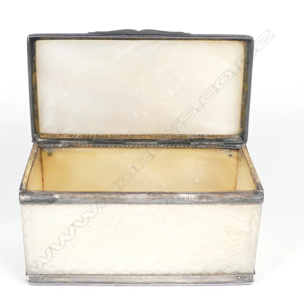 An 18thC snuff box of silver framed Canton carved mother-of-pearl Image 1++