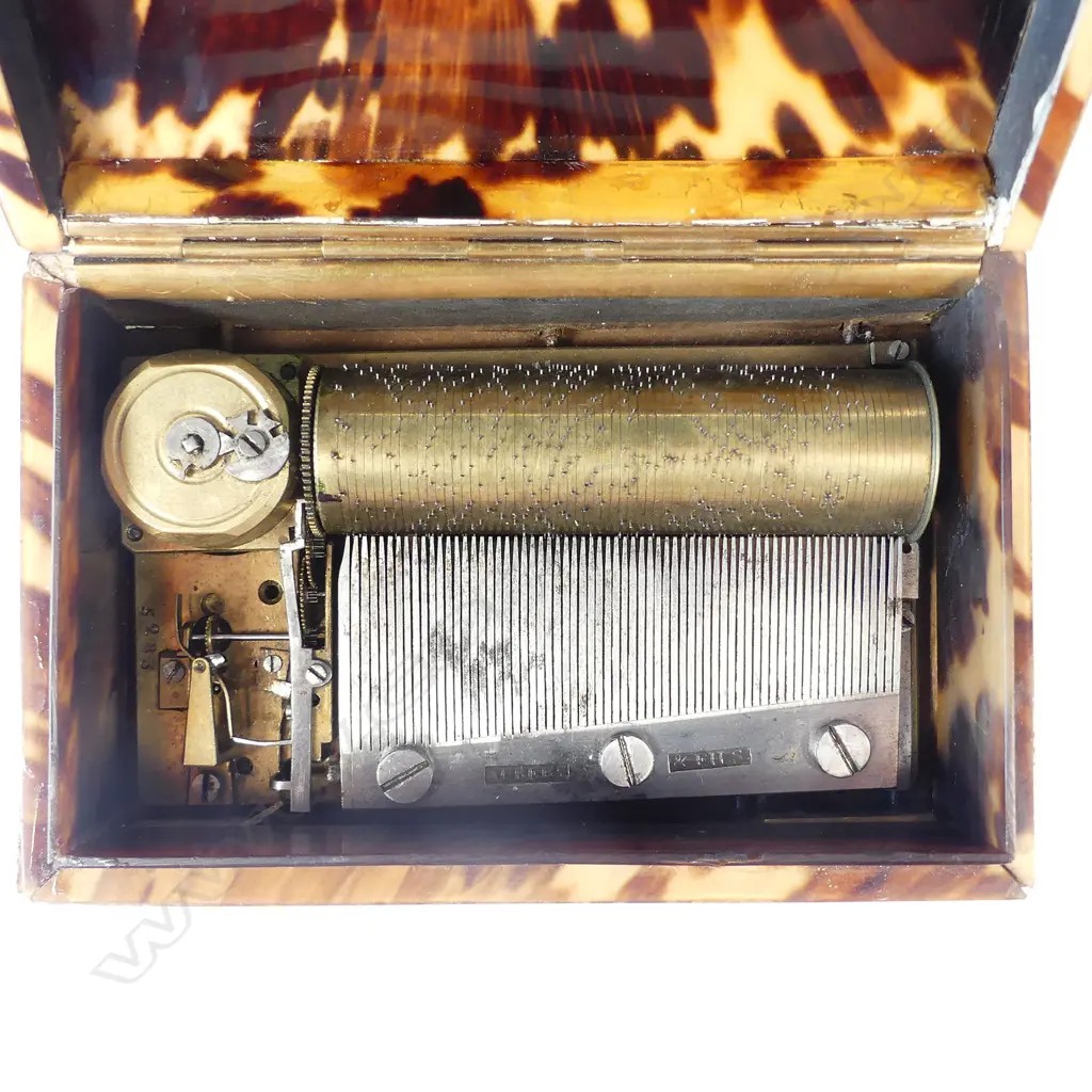 A 19thC tortoiseshell miniature music box Image 1++