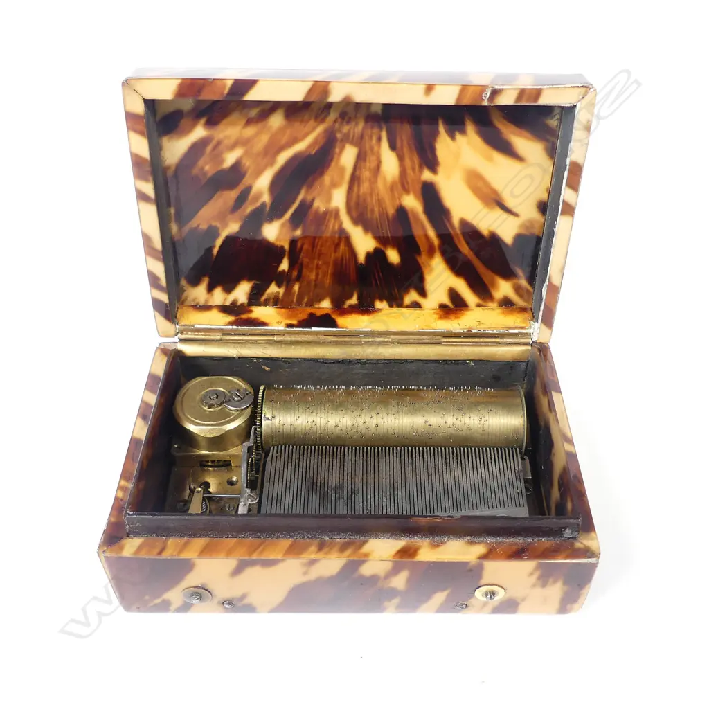 A 19thC tortoiseshell miniature music box Image 1++