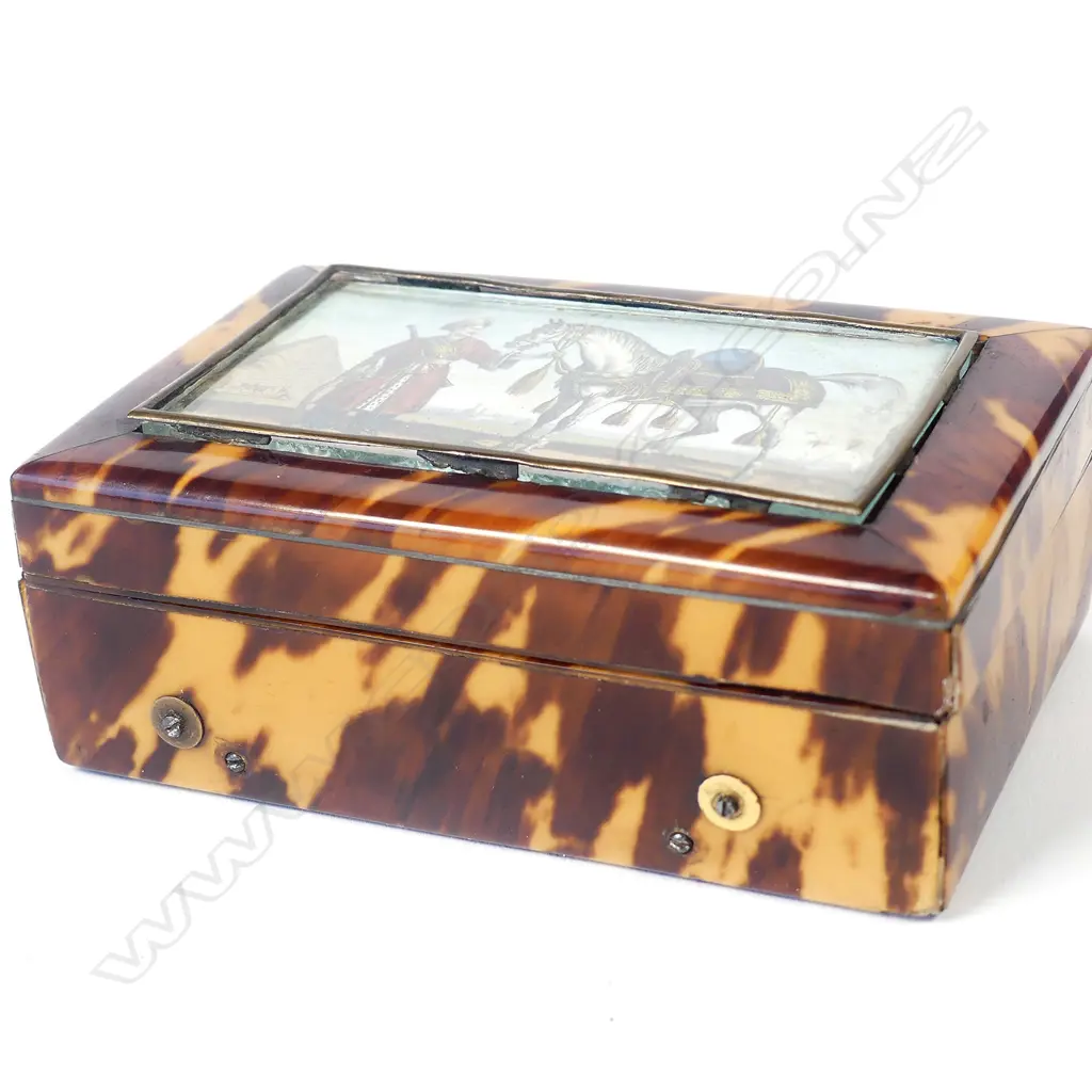 A 19thC tortoiseshell miniature music box Image 1++