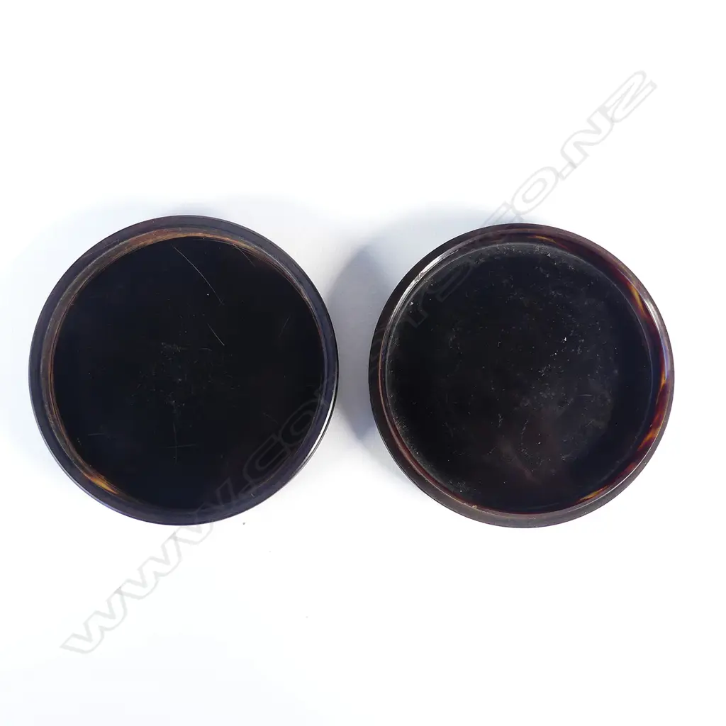 An I8thC tortoiseshell table snuff box with an engraved portrait group of the French Royal family to the top Image 1++