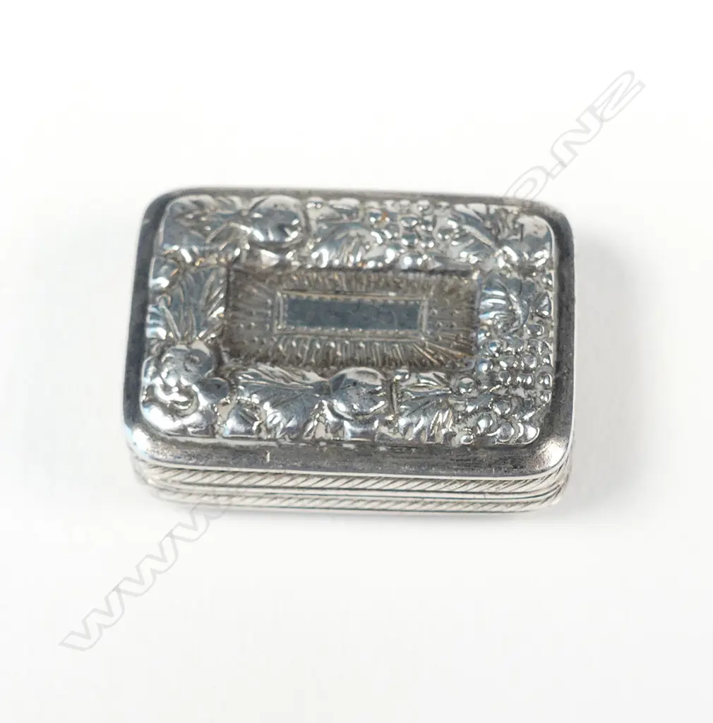A George III silver vinaigrette Image 1++