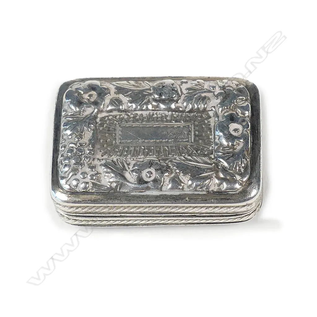 A George III silver vinaigrette Image 1++