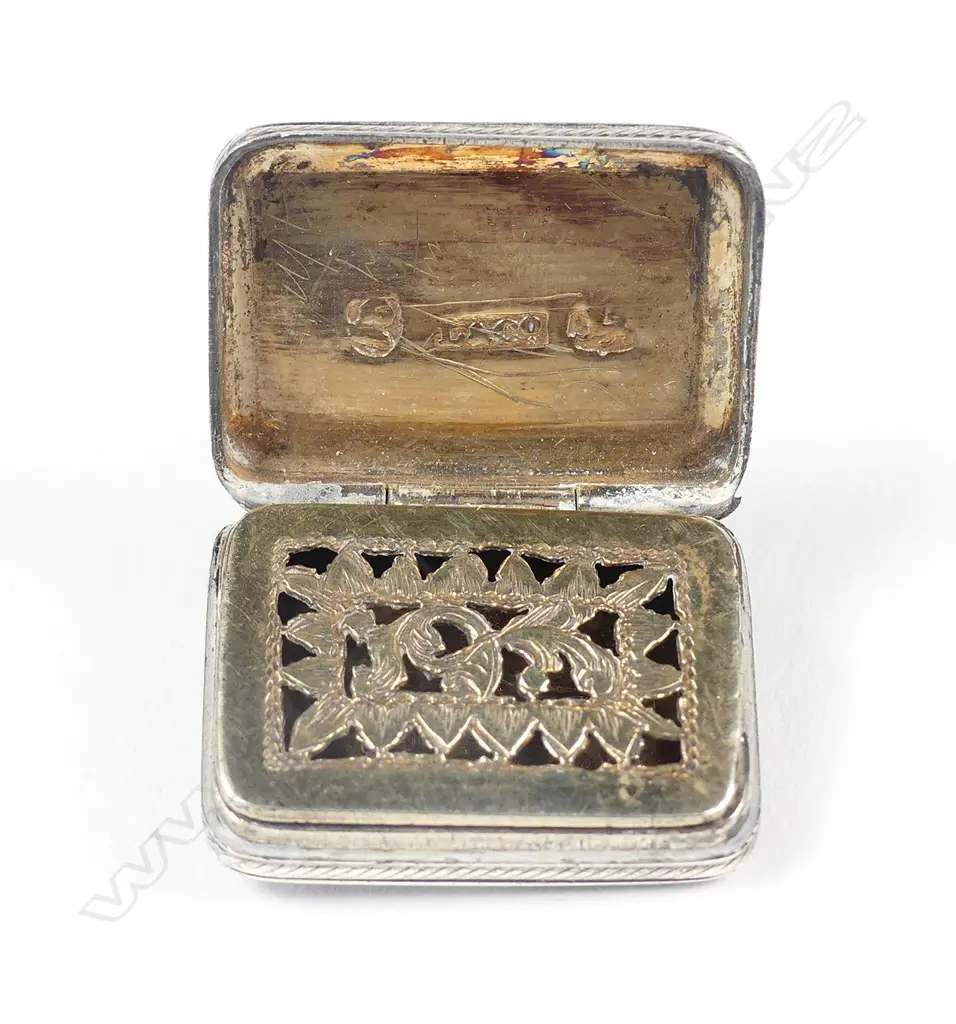 A George III silver vinaigrette Image 1++