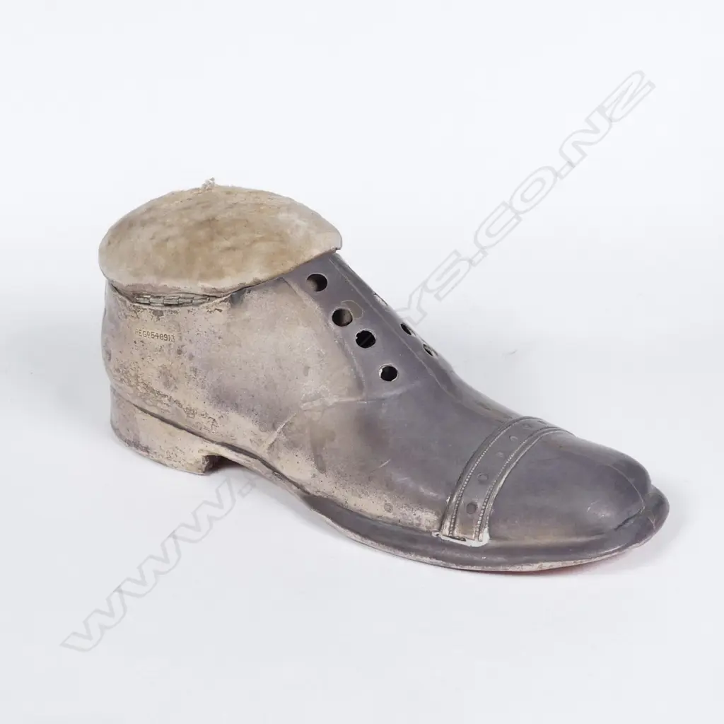 A late Edwardian silver pin cushion Image 1++