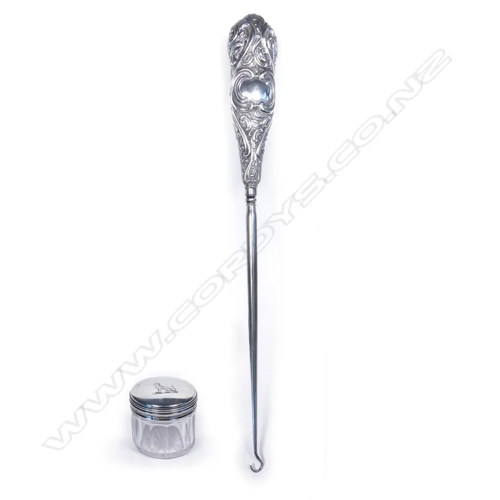 Two Victorian silver vanity items Image 1++