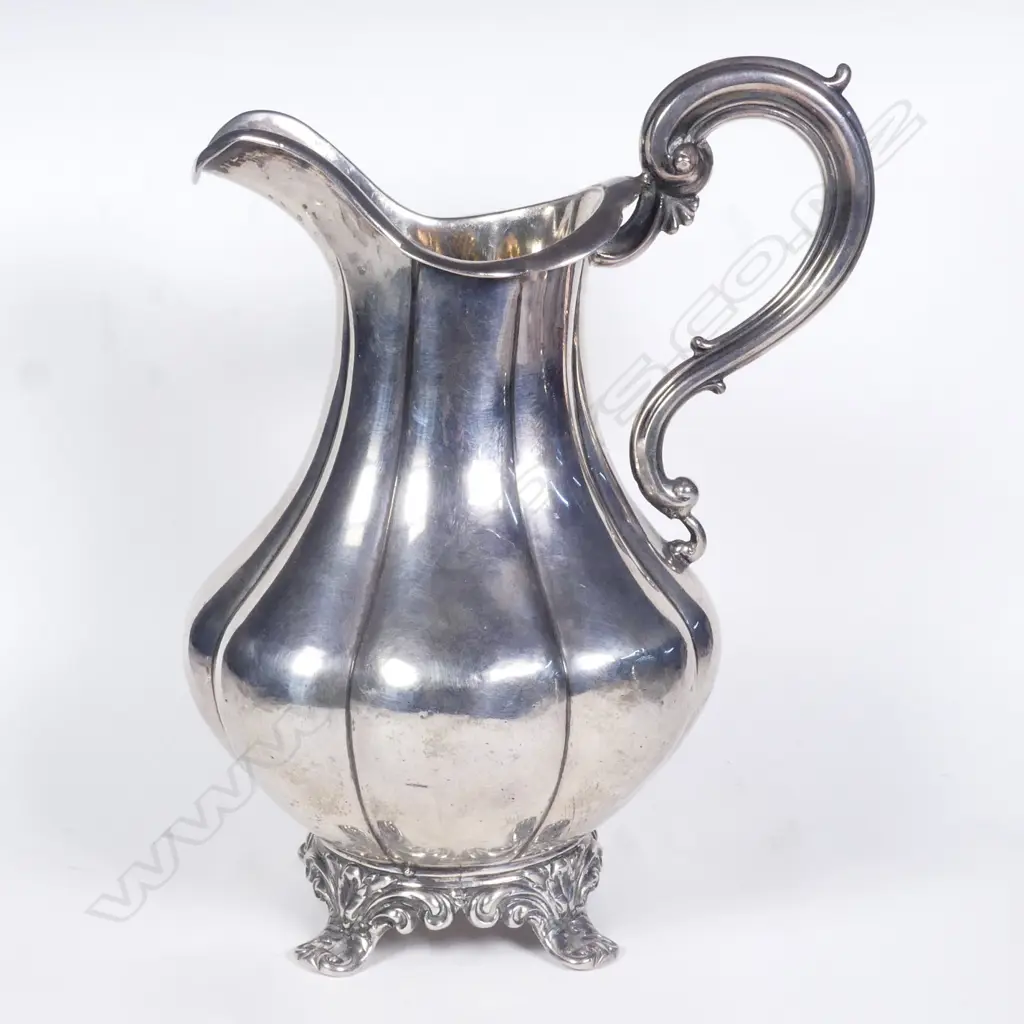 A Victorian silver milk jug Image 1++