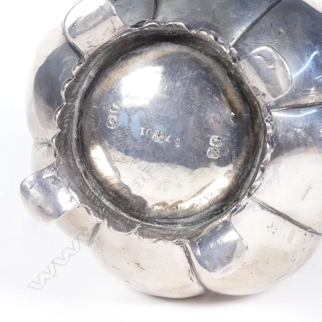 A Victorian silver milk jug Image 1++