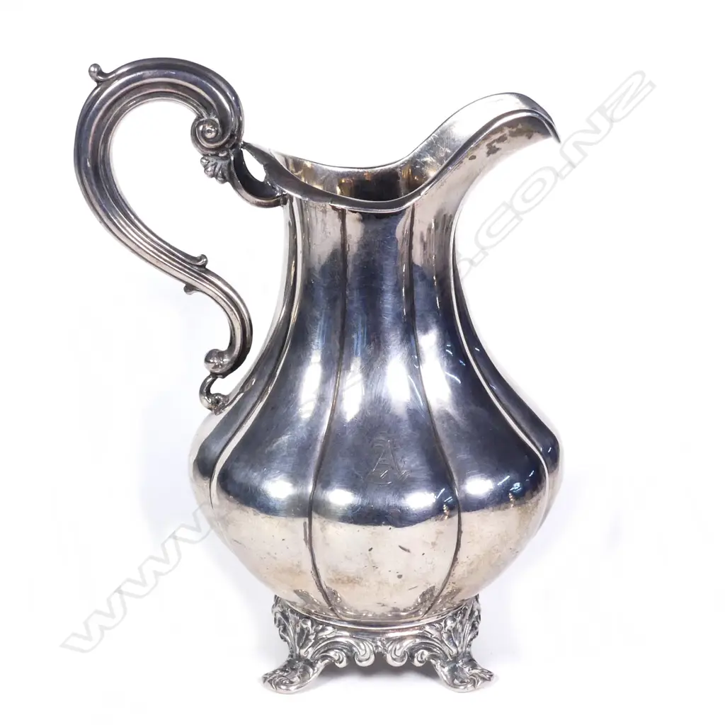 A Victorian silver milk jug Image 1++