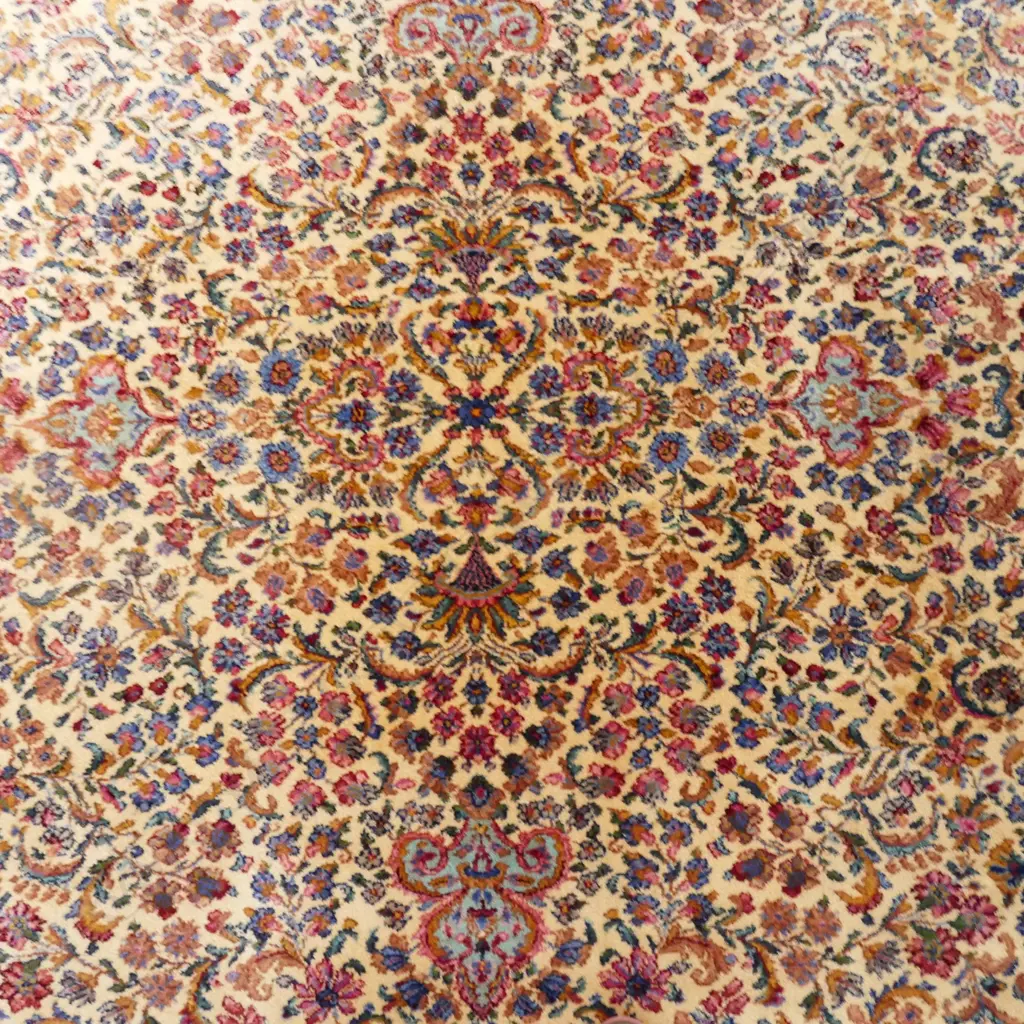A very large Persian style machine knotted woollen carpet Image 1++