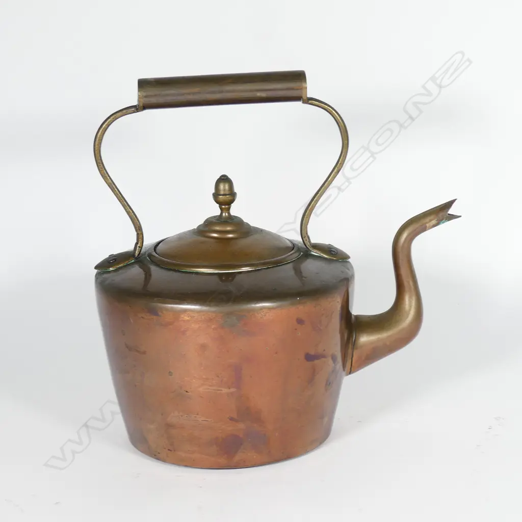 A Victorian copper kettle Image 1++