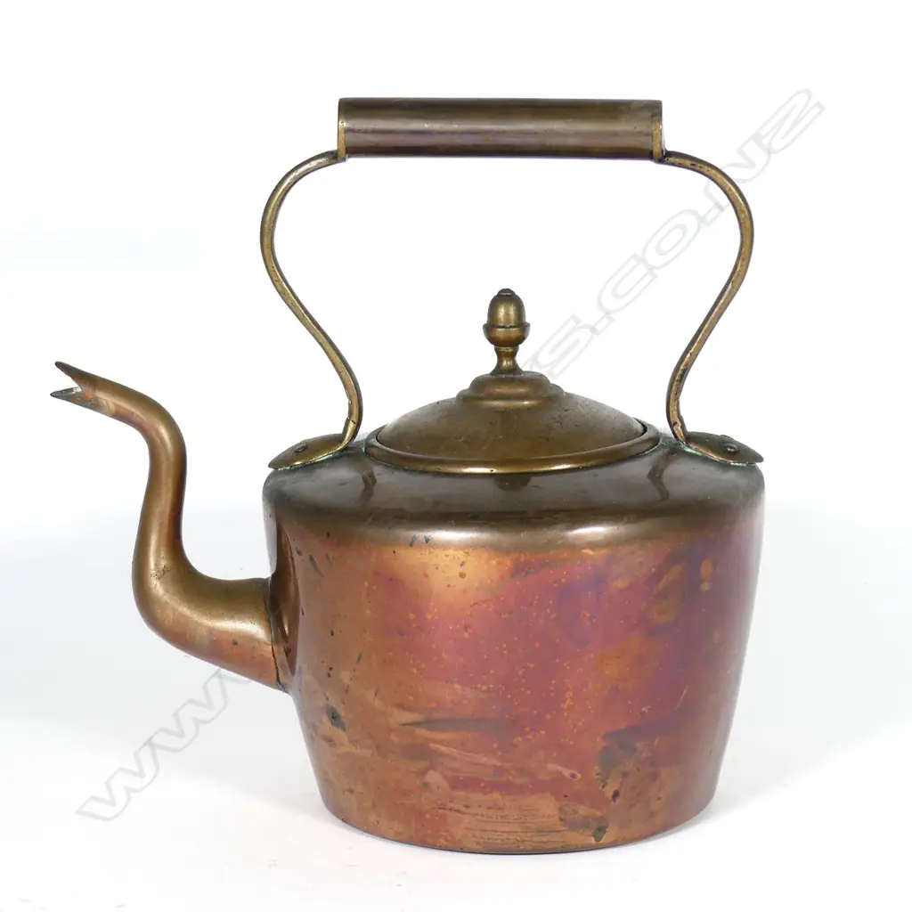 A Victorian copper kettle Image 1++