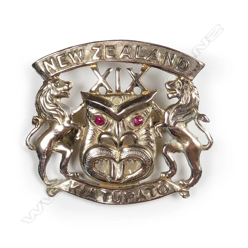 A 9ct gold and ruby WWI hat badge Image 1++