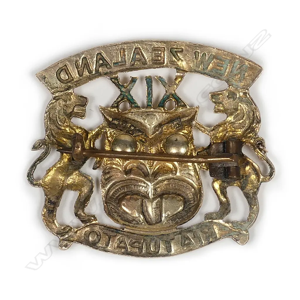 A 9ct gold and ruby WWI hat badge Image 1++