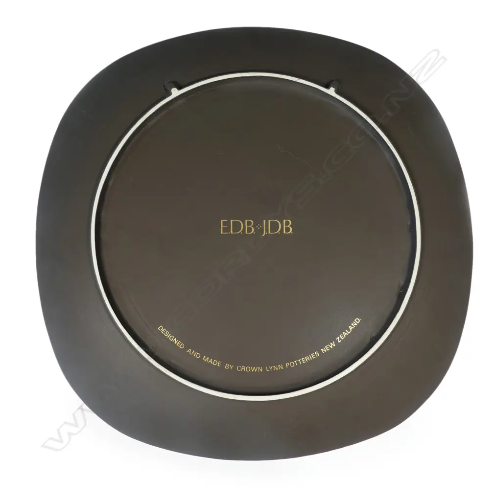 A Crown Lynn Potteries 'Legend' plate Image 1++