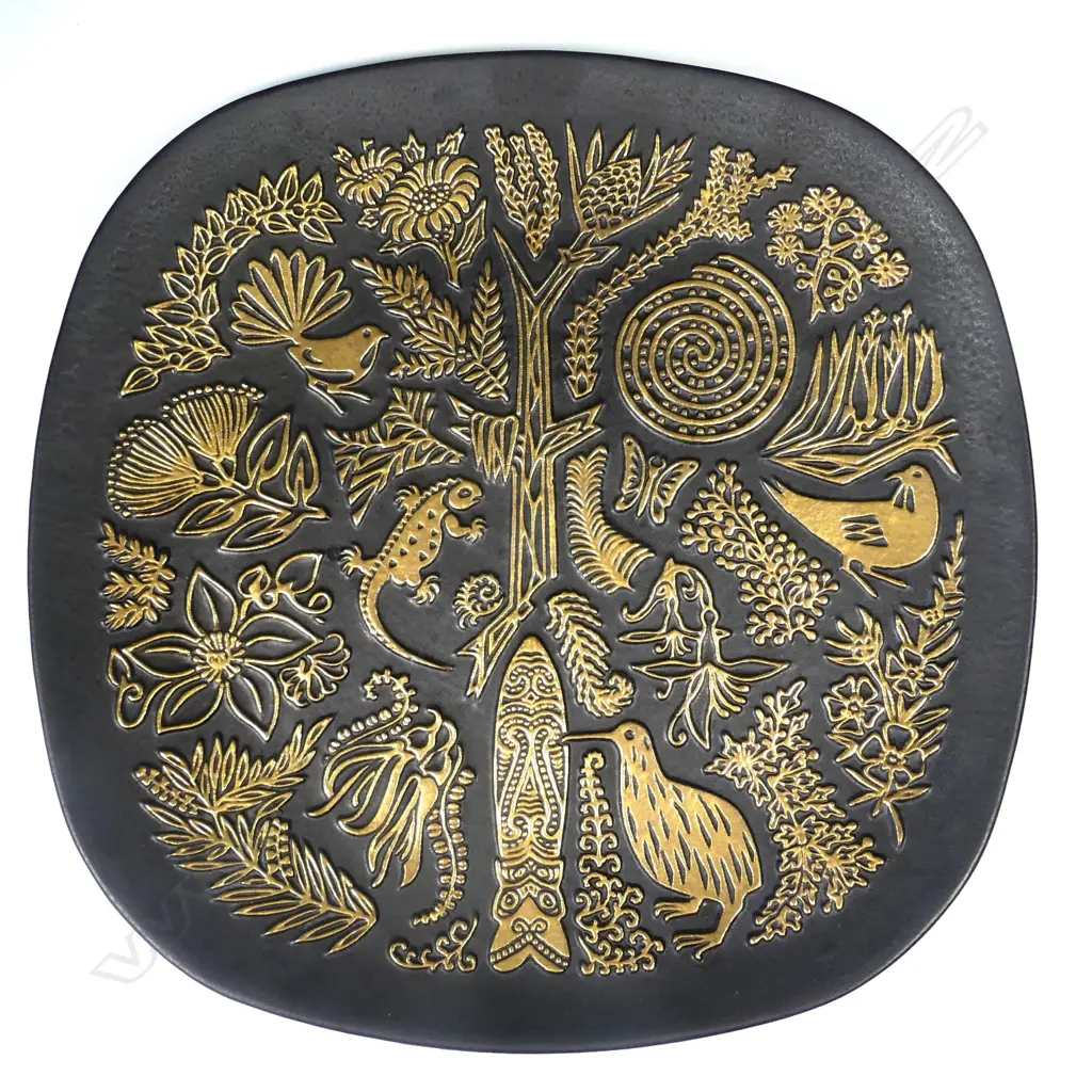 A Crown Lynn Potteries 'Legend' plate Image 1++