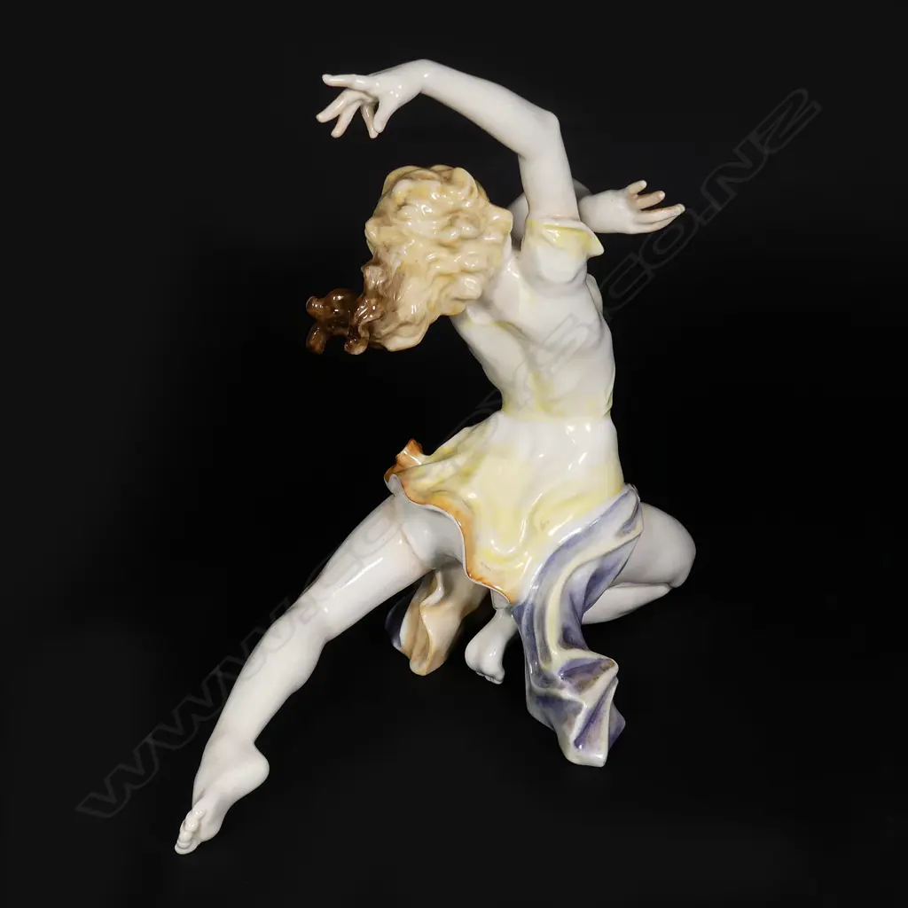 A good c.1930's Art Deco Hutschenreuther 'The Finale' figurine by Karl Tutter (1883-1969) Image 1++