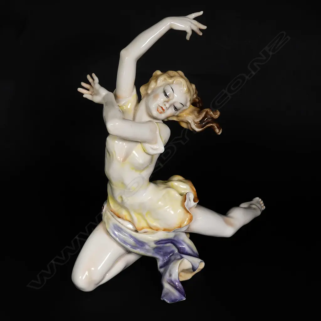 A good c.1930's Art Deco Hutschenreuther 'The Finale' figurine by Karl Tutter (1883-1969) Image 1++