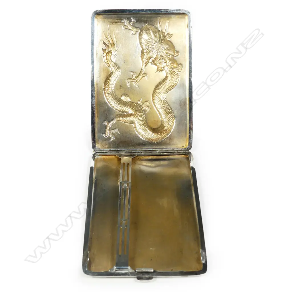 A Chinese early 20thC Chinese silver cigarette case Image 1++
