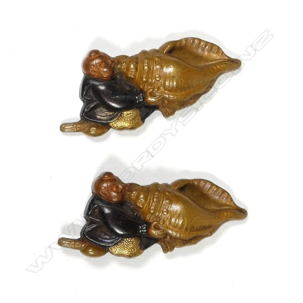 A pair of Japanese kana mono depicting samurai blowing massive conch trumpets Image 1++