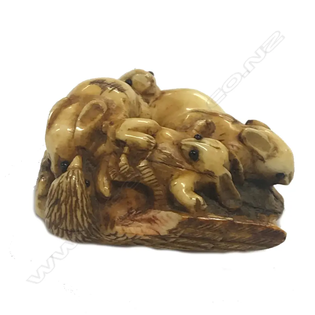 A finely carved Japanese ivory netsuke Image 1++