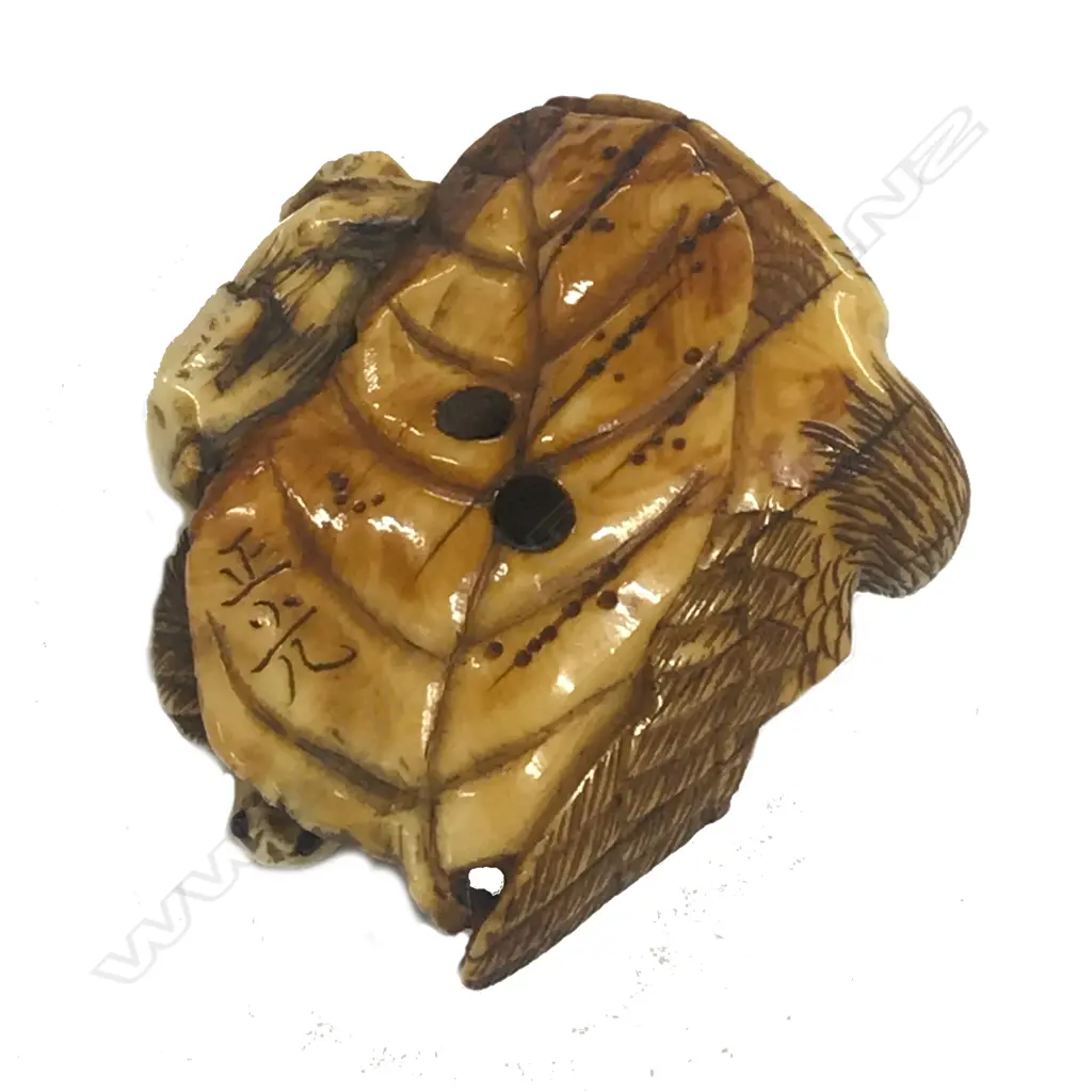 A finely carved Japanese ivory netsuke Image 1++