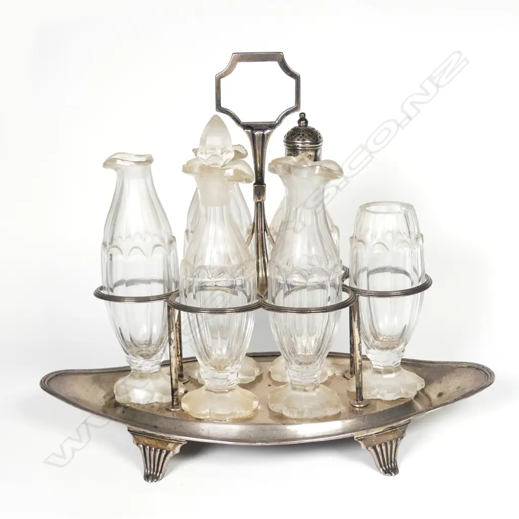 A George III silver cruet set Image 1++