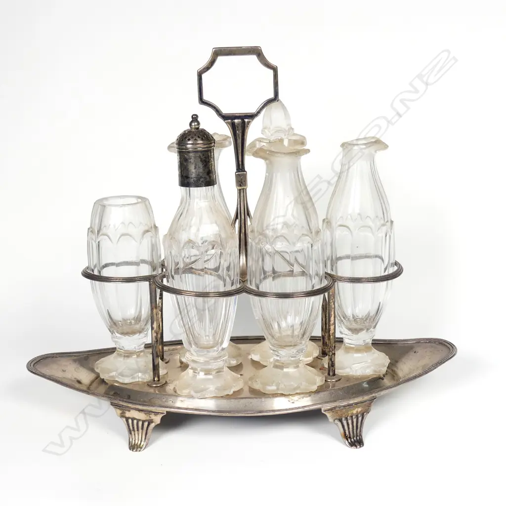 A George III silver cruet set Image 1++