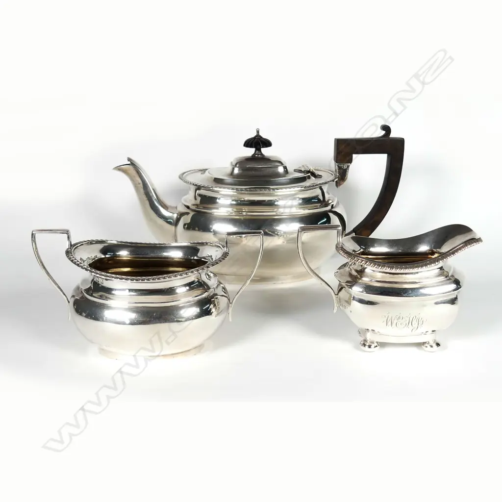 An Edwardian silver three piece tea set Image 1++